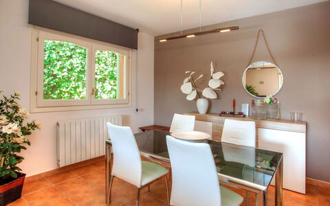 Gloria: Habitación, Propiedad, Diseño De Interiores, Mueble, Suelo, Comedor, Edificio, Suelos De Madera, Casa, Techo
