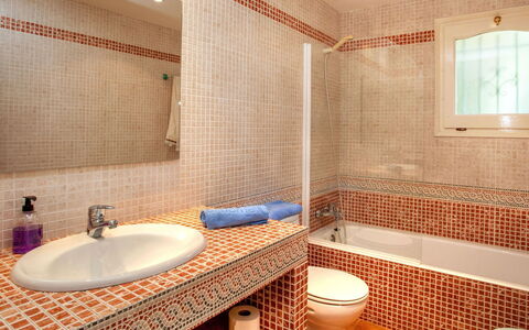 Gloria: Baño, Habitación, Propiedad, Loseta, Diseño De Interiores, Bienes Raíces, Pared, Arquitectura, Suelo, Casa