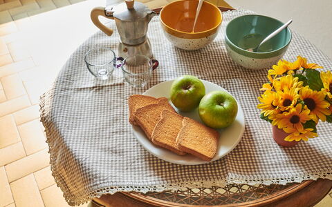 Charlie: Comida, Vajilla, Mesa, Vajilla, Plato, Ingrediente, Drinkware, Utensilios Para Servir, Manteles