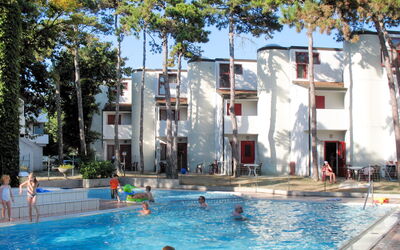 Lignano Sabbiadoro 642: Agua, Propiedad, Tiempo De Día, Ventana, Edificio, Cielo, Piscina, Árbol, Azur, Planta