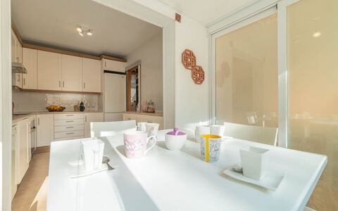 Golf: Habitación, Propiedad, Diseño De Interiores, Mueble, Bienes Raíces, Edificio, Baño, Lavabo, Amarillo, Suelo