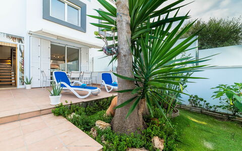 Golf: Planta, Planta De La Comunidad, Ventana, Nube, Cielo, Vegetación, Árbol, Arecales, Planta Terrestre, Edificio