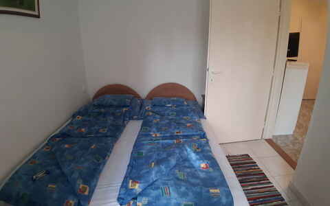 Szabo: Propiedad, Mueble, Edificio, Comodidad, Textil, Marco De La Cama, Marco, Cama, Suelo