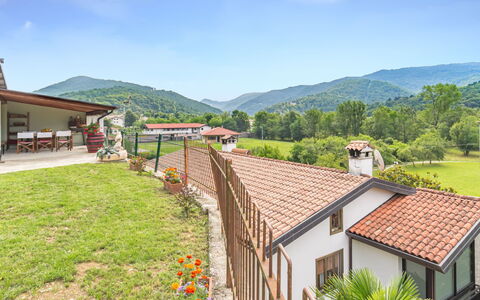 Casa Amica: Cielo, Planta, Nube, Edificio, Ventana, Verde, Montaña, Árbol, Madera, Casa
