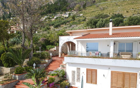 Villa Di Sofia: Propiedad, Casa, Edificio, Bienes Raíces, Casa, Barrio Residencial, Villa, Fachada, Techo, Departamento