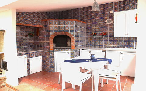 Villa Di Sofia: Propiedad, Habitación, Loseta, Edificio, Ladrillo, Diseño De Interiores, Mueble, Casa, Cocina, Pared
