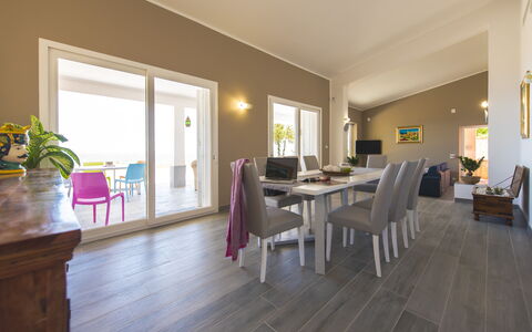 Villa Di Sofia: Habitación, Propiedad, Edificio, Suelo, Suelos De Madera, Mueble, Diseño De Interiores, Comedor, Madera Dura, Bienes Raíces