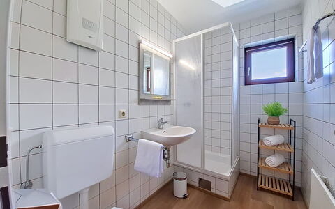 Zell am See 678: Diseño De Interiores, Baño, Arreglo De Tubería, Lavabo Del Baño, Piso, Suelo, Lavabo, Habitación, Baño, Grifo
