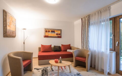 Zell am See 678: Mueble, Mesa, Sofá, Comodidad, Marco, Cortina, Madera, Diseño De Interiores, Edificio, Piso