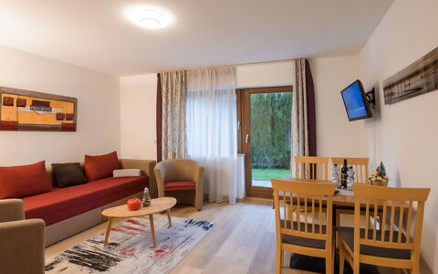 Zell am See 678: Mesa, Mueble, Sofá, Marco, Madera, Silla, Diseño De Interiores, Suelo, Piso, Sala