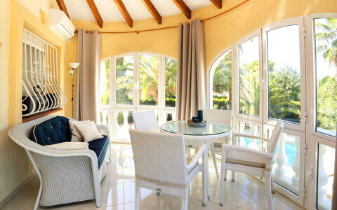 Lucien Marie: Propiedad, Habitación, Techo, Edificio, Diseño De Interiores, Mueble, Casa, Casa, Bienes Raíces, Mesa