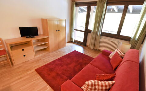 Madonna di Campiglio 300: Habitación, Mueble, Propiedad, Suelo, Diseño De Interiores, Edificio, Suelos De Madera, Madera Dura, Techo, Madera
