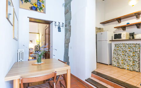 Ridaldi: Mesa, Propiedad, Mueble, Gabinetes, Azur, Madera, Diseño De Interiores, Silla, Piso, Suelo