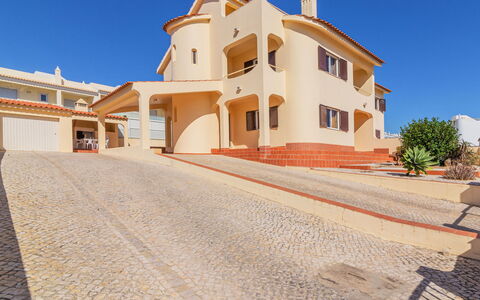 Flor de Maio: Cielo, Edificio, Ventana, Superficie De La Carretera, Casa, Asfalto, Barrio Residencial, Pared, Bienes Raíces, Paisaje