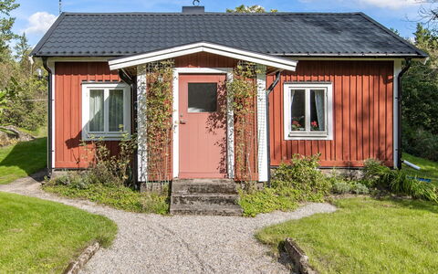 Bredasjö: Planta, Cielo, Nube, Ventana, Propiedad, Edificio, Madera, Casa, El Terreno Del Lote