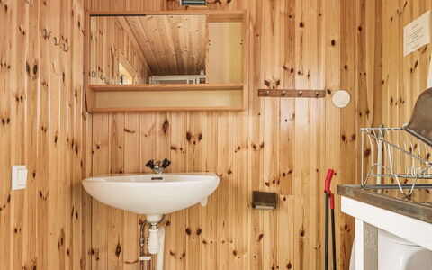 Boda Åsen Jaktstugan: Propiedad, Arreglo De Tubería, Grifo, Baño, Lavabo, Madera, Diseño De Interiores, Suelo, Piso, Madera Dura