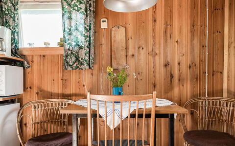 Boda Åsen Jaktstugan: Mueble, Propiedad, Mesa, Gabinetes, Silla, Verde, Madera, Planta, Diseño De Interiores, Encendiendo