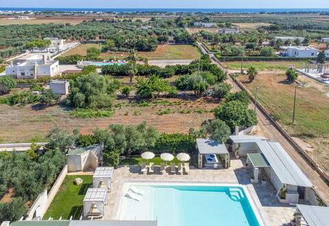 Villa Niraclo': Planta, Propiedad, Edificio, Cielo, Azur, Árbol, Piscina, Diseño Urbano, Arquitectura, Agua