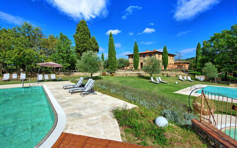 Borgo Mulignone: Propiedad, Inmuebles, Bienes Raíces, Edificio, Casa, Piscina, Casa, Barrio Residencial, Arquitectura, Diseño