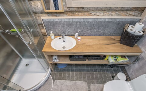 Villa Moose: Arreglo De Tubería, Lavabo Del Baño, Baño, Lavabo, Piso, Grifo, Suelo, Plomería, Diseño De Interiores, Mueble De Baño