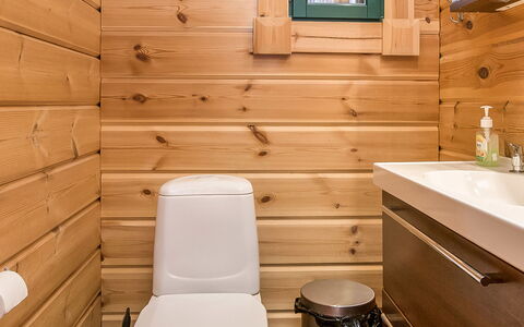 Villa Salix: Mueble, Silla, Mueble Para Exteriores, Mesa, Madera, Mesa Al Aire Libre, Cocina Y Comedor Mesa, Sombra, Jardín, Paraguas