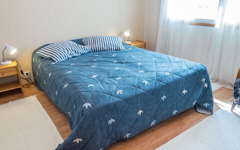 Onkijantie 7B: Azul, Habitación, Piso, Sábana, Suelo, Linos, Madera, Lecho, Cama, Mueble