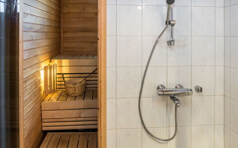 Onkijantie 7B: Piso, Madera, Suelo, Arreglo De Tubería, Diseño De Interiores, Baño, Alcachofa De La Ducha, Plomería, Ducha, Habitación