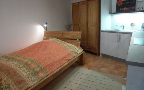 Donau: Habitación, Habitación, Propiedad, Mueble, Cama, Suelo, Sábana, Lecho, Marco De La Cama, Colchón