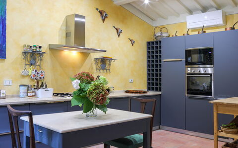 Villa Bacco: Mueble, Diseño De Interiores, Piso, Cocina, Madera, Mostrador, Suelo, Aparato De Cocina, Casa, Encendiendo