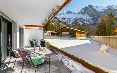 Kandersteg 420: Propiedad, Mueble, Cielo, Ventana, Edificio, Sombra, Montaña, Arquitectura, Madera, Silla