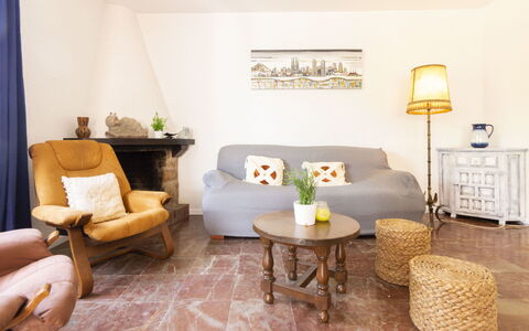 Villa Karoline: Sala, Habitación, Mueble, Diseño De Interiores, Propiedad, Suelo, Amarillo, Producto, Mesa, Mesa De Café