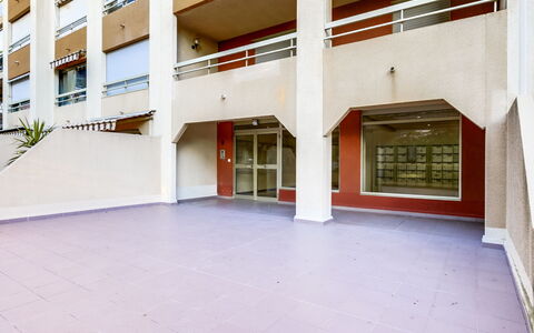 Hyères 217: Edificio, Ventana, Suelo, Piso, Puerta, Planta, Fachada, Madera, Material Compuesto