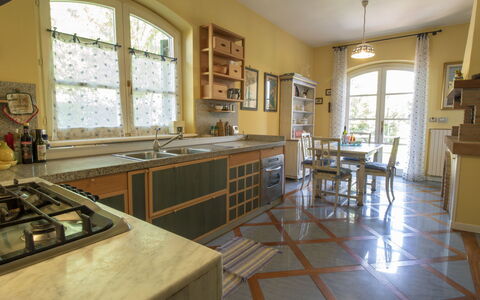 Nicoletta: Propiedad, Mostrador, Habitación, Edificio, Suelo, Mueble, Cocina, Amarillo, Diseño De Interiores, Casa