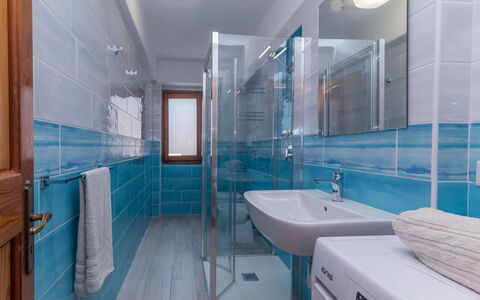 Sa Murta: Espejo, Grifo, Lavabo, Arreglo De Tubería, Baño, Azur, Bañera, Púrpura, Diseño De Interiores