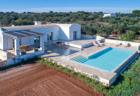 Villa Amelia: Edificio, Propiedad, Planta, Cielo, Ventana, Azur, Árbol, Piscina, El Terreno Del Lote, Casa