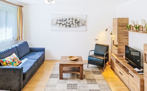 Christine: Mueble, Diseño De Interiores, Sofá, Piso, Pared, Suelo, Sala, Habitación, Madera, Techo
