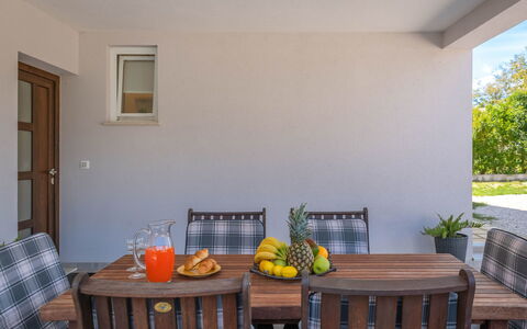 Casetta Filip: Habitación, Propiedad, Mueble, Casa, Amarillo, Mesa, Edificio, Diseño De Interiores, Bienes Raíces, Casa