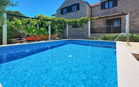 Sofija: Piscina, Azul, Recurso, Material Compuesto, Fuente De Agua, Ocio, Eco Hotel, Sombra, Inmuebles, Villa