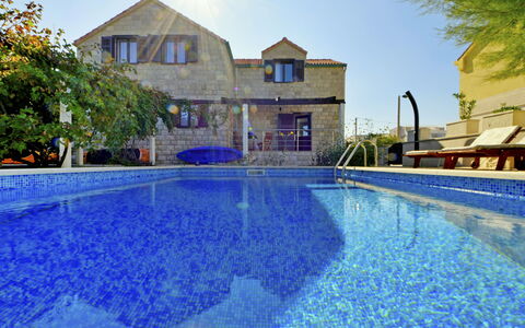 Sofija: Piscina, Propiedad, Edificio, Casa, Bienes Raíces, Recurso, Casa, Agua, Arquitectura, Inmuebles