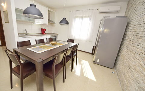 Sofija: Habitación, Propiedad, Mueble, Diseño De Interiores, Suelo, Edificio, Mesa, Techo, Casa, Cocina