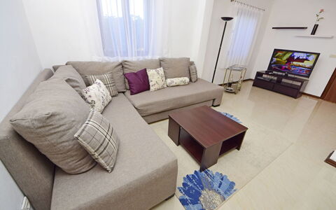 Sofija: Mueble, Habitación, Propiedad, Sala, Diseño De Interiores, Habitación, Mesa, Púrpura, Suelo, Sofá