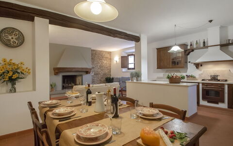 Podere: Habitación, Propiedad, Diseño De Interiores, Mueble, Edificio, Comedor, Mesa, Techo, Bienes Raíces, Casa