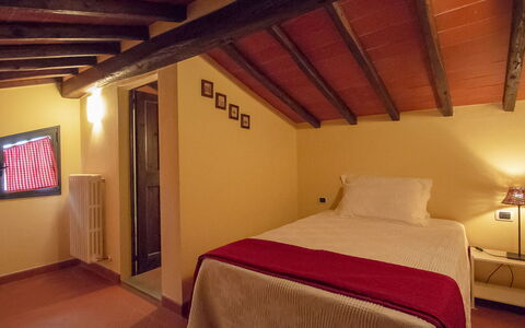 Podere: Habitación, Habitación, Cama, Mueble, Propiedad, Techo, Edificio, Diseño De Interiores, Ático, Sábana