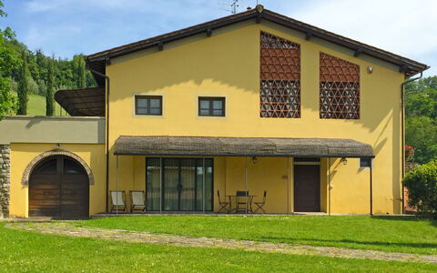 Podere: Edificio, Cielo, Planta, Ventana, Nube, Árbol, Casa, Madera, El Terreno Del Lote, Cabaña