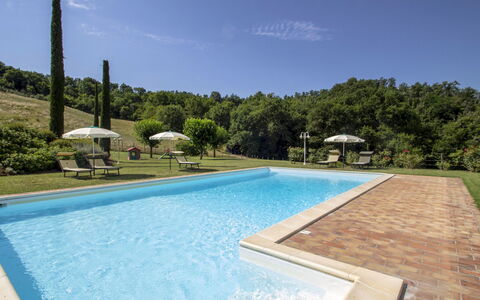Podere: Agua, Cielo, Propiedad, Piscina, Planta, Azur, Rectángulo, Árbol, Sombra, Hierba