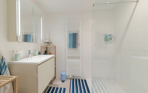 Pura Vida with Balcony: Habitación, Propiedad, Suelo, Azul, Baño, Diseño De Interiores, Pared, Turquesa, Techo, Casa