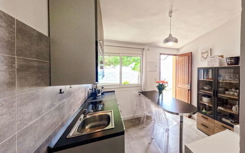 Solenzara 650: Nube, Cielo, Vajilla, Mesa, Propiedad, Mueble, Montaña, Comida, Vajilla, Drinkware