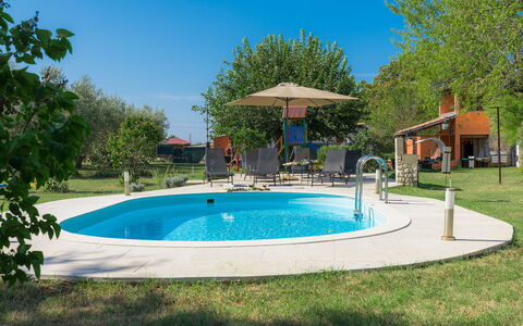 Bozac: Piscina, Propiedad, Bienes Raíces, Ocio, Casa, Edificio, Patio Interior, Vacaciones, Barrio Residencial, Casa