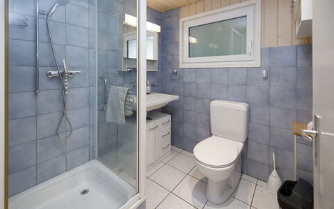 Chalet Guldeli: Baño, Asiento Del Baño, Baño, Arreglo De Tubería, Lavabo Del Baño, Lavabo, Piso, Suelo, Diseño De Interiores, Grifo