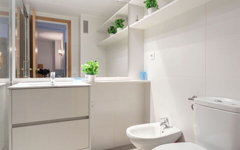 Torredembarra 160: Baño, Habitación, Propiedad, Diseño De Interiores, Edificio, Mueble De Baño, Mueble, Suelo, Arreglo De Tubería, Arquitectura